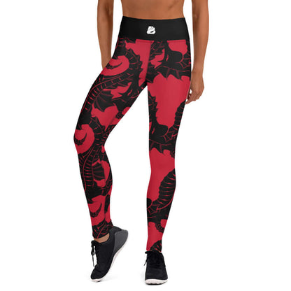 Model wearing Yoga-Leggings N°23, red and black design, four-way stretch fabric, high waist, comfortable fit.