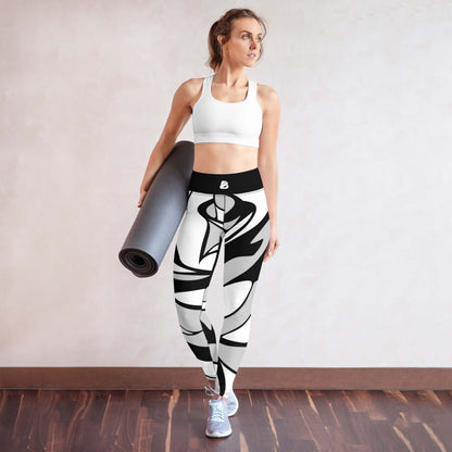 Woman wearing Yoga-Leggings N°38 holding yoga mat, featuring high-waist and four-way stretch for comfortable yoga practice.