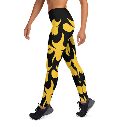 Person wearing Yoga-Leggings N°1, featuring black and yellow design, made with soft, stretchy fabric, and a high-rise waistband.