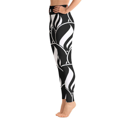 Model wearing black and white patterned Yoga-Leggings N°19, side view showcasing high waist and four-way stretch fabric.