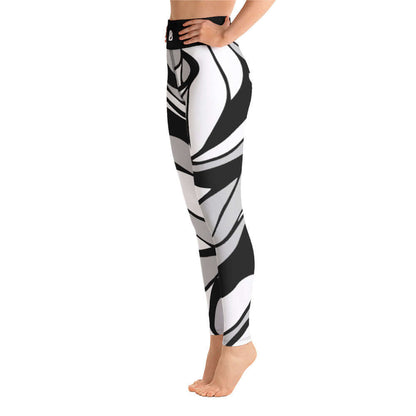 Model wearing Yoga-Leggings N°21 with black and white pattern, high waist, and four-way stretch fabric for comfort and flexibility.