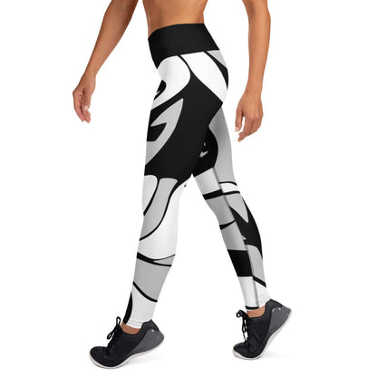 Yoga-Leggings N°38 in black and white design, featuring high waist and four-way stretch for flexibility, made of soft microfiber fabric.