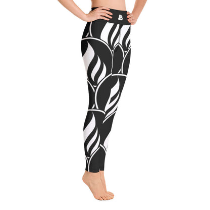 Woman wearing black and white patterned Yoga-Leggings N°19 with high waist and four-way stretch fabric.