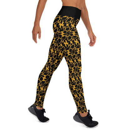 Person wearing Yoga-Leggings N°22 in yellow and black pattern, showing side view and elevated waistband, perfect for flexibility and comfort.