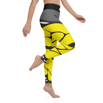 Person wearing Yoga-Leggings N°41 with yellow abstract design, showcasing stretchy fabric and high waist for comfort.