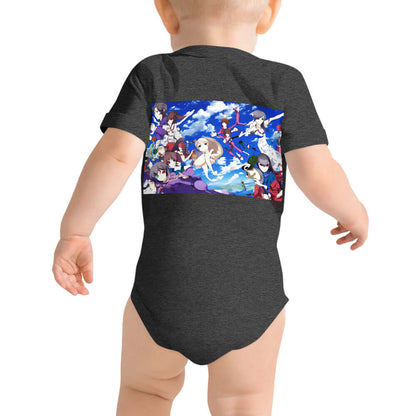 Kurzärmliger Baby-Einteiler N°0 aus Baumwolle mit Druckknopfverschlüssen und buntem Design auf der Rückseite, getragen von einem Kind.