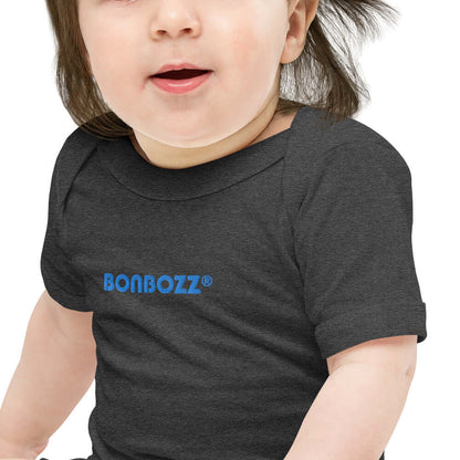 Baby wearing Kurzärmliger Baby-Einteiler N°0 in dark grey with blue BONBOZZ® logo, cotton comfort for easy changing and happiness.