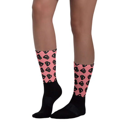 Person wearing Socken N°7 with black foot and vibrant printed pattern, showcasing comfortable cushioned sole, ribbed leg, 60% nylon blend.