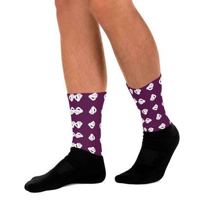 Person wearing Socken N°11 with black cushioned foot and colorful ribbed leg design, showcasing vibrant non-fading print.