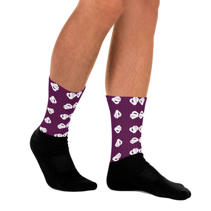 Socken N°11 featuring a padded black foot and vibrant printed leg with ribs on a model's legs for comfort and style.