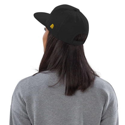 Person wearing Snapback-Cap N°4, black cap with adjustable snap closure, 6-panel structured design, classic fit, rear view.