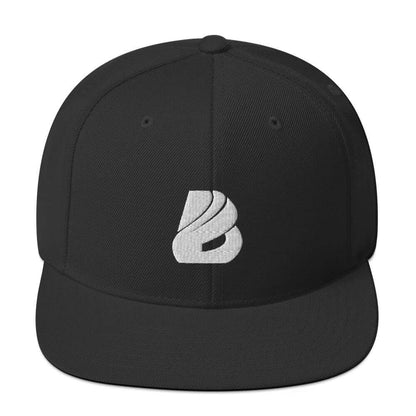 Snapback-Cap N°0 with classic fit, flat brim, and snap closure, available in black with an embroidered logo on the front.