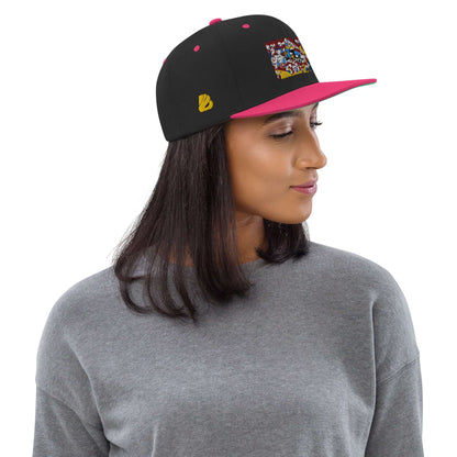 Person wearing Snapback-Cap N°4, featuring a classic high-profile fit, flat brim, and adjustable snap closure in a stylish camo design.