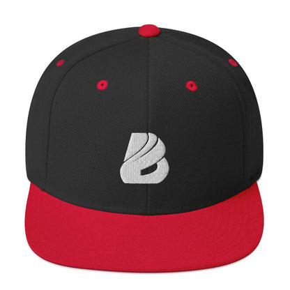 Snapback-Cap N°0 with structured high-profile design, black crown, red brim, adjustable snap closure, and embroidered logo.