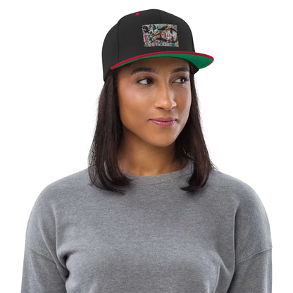 Woman wearing Snapback-Cap N°6 with classic fit and flat brim, structured 6-panel, high-profile green camo, adjustable snap closure.