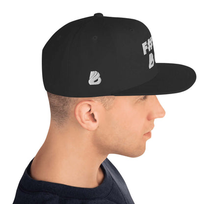 Side view of black Snapback-Cap N°2 on a person, featuring classic fit, flat brim, and adjustable snap closure.