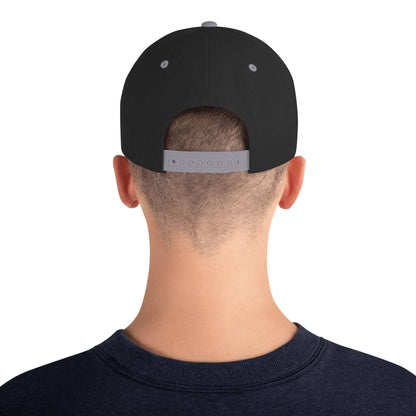 Back view of Snapback-Cap N°5 with adjustable snap closure, structured 6-panel design, in classic black color worn by a model.