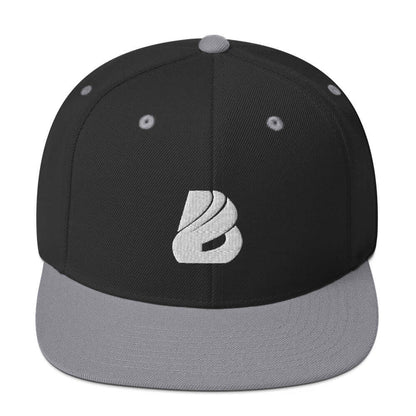 Snapback-Cap N°0 with classic fit, flat visor, structured high-profile design, adjustable snap closure, black and grey color scheme.