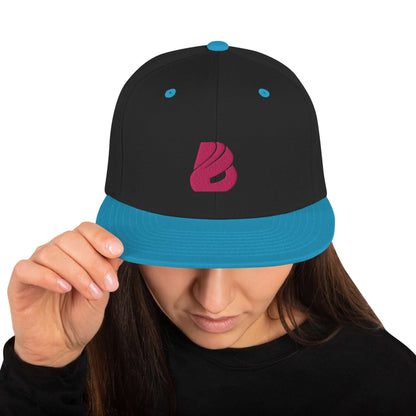 Snapback-Cap N°3 with classic fit, flat brim, structured 6-panel design, worn by a person adjusting the cap with a blue brim.