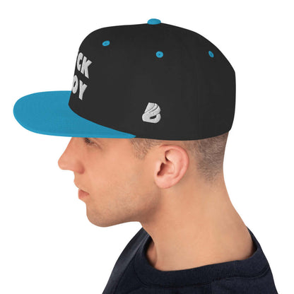 Side view of Snapback-Cap N°2 in black and blue, worn by a model, featuring classic fit, flat brim, and adjustable snap closure.