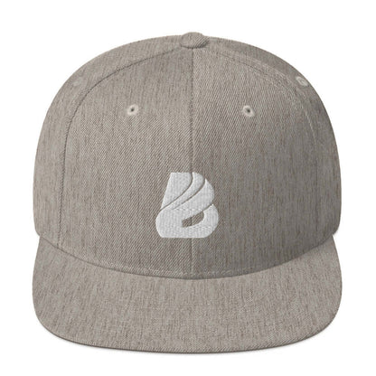 Snapback-Cap N°0 with structured 6-panel design, flat brim, adjustable plastic strap, high-profile fit, and embroidered logo.