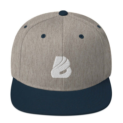 Snapback-Cap N°0 with classic fit and flat brim, featuring adjustable snap closure. Embroidered logo on front panel, grey and black color.
