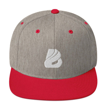 Snapback-Cap N°0 with classic fit, red flat brim, adjustable snap closure, and embroidered eyelets, in grey and red design.