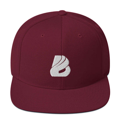 Snapback-Cap N°0 with classic fit, flat brim, adjustable snap closure, structured 6-panel design, maroon color, perfect for daily wear.