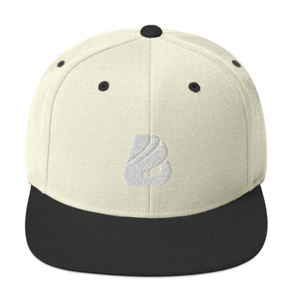 Snapback-Cap N°0 with classic fit, flat brim, structured design, and adjustable snap closure for universal comfort.