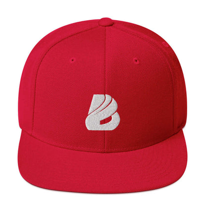 Red Snapback-Cap N°0 with embroidered logo, classic flat brim, adjustable snap closure, structured high-profile design.