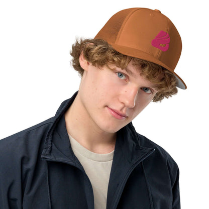 Model wearing Trucker-Cap mit geschlossener Rückseite N°0 with mesh back for a stylish and breathable look.