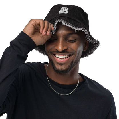 Model wearing Ausgefranster Jeans-Fischerhut N°0, stylish denim bucket hat with fringed brim, 100% cotton, streetwear fashion accessory