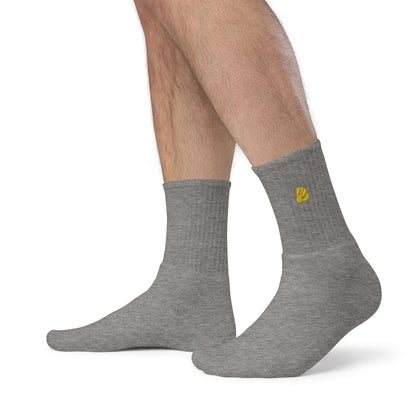 Bestickte Socken N°0 - graue Socken mit gelbem Logo, stilvolles Design, perfekte Passform, komfortabel, hochwertige Baumwollmischung.