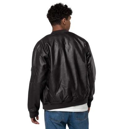Leder-Bomberjacke N°0 aus 100% PU-Leder, Rückansicht, kombiniert mit legerem Outfit, Modell trägt Jeans und weißes Shirt. Klassische Mode.