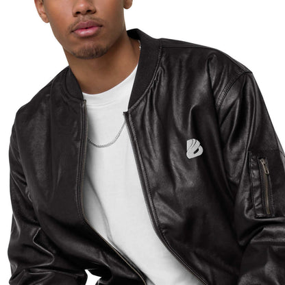 Man wearing Leder-Bomberjacke N°0, a classic bomber jacket made of 100% PU leather, perfect for casual and chic outfits.