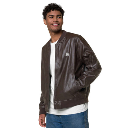 Leder-Bomberjacke N°0 aus 100% PU-Leder in Braun, kombiniert mit weißem T-Shirt und Jeans, Regular Fit, mit Stickerei auf der Rückseite.