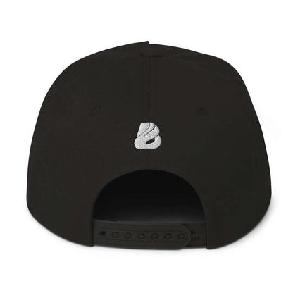 Flat Bill-Cap N°1 - Rückansicht der schwarzen Snapback-Kappe mit strukturiertem Design und grünem Untervisier.