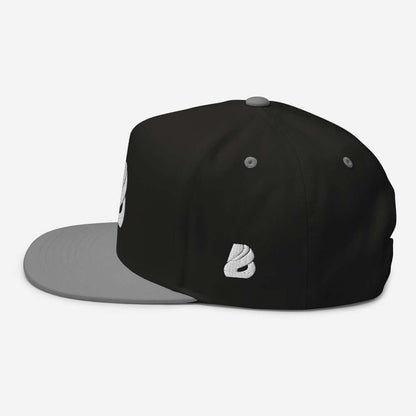 Flat Bill-Cap N°0 with structured design, black cotton cord, and gray undervisor. Snapback closure, high-profile, 5-panel classic.
