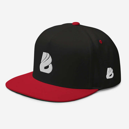 Flat Bill-Cap N°0 with structured design, black and red panels, green underbill, and snapback closure, iconic style, 100% cotton.