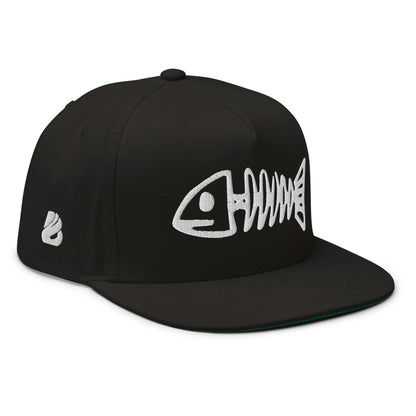 Flat Bill-Cap N°3 with fishbone embroidery, high-profile 5-panel structure, green undervisor, and snapback closure.