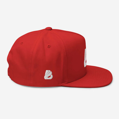 Flat Bill-Cap N°0 in red with structured 5-panel design and green underside, featuring embroidered logo. Snapback closure for adjustable fit.