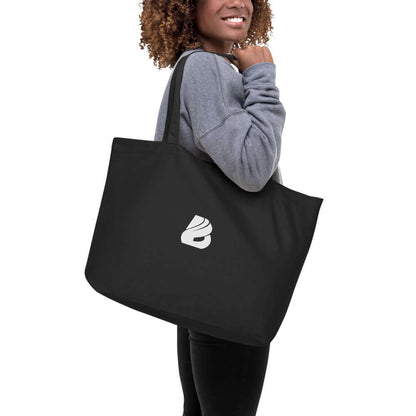Woman carrying Großer Bio-Baumwollbeutel N°0, spacious eco-friendly cotton tote bag, perfect for groceries, books, and travel essentials.