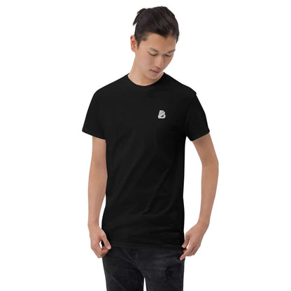 Young man wearing a black Kurzärmeliges T-Shirt N°0 with a classic fit, made from thick cotton, ideal for any wardrobe.