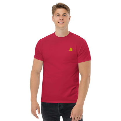 Mann trägt Klassisches Herren-T-Shirt N°0 in Rot aus 100% Baumwolle, ideal für strukturierte Looks und aktuell im Trend liegend.