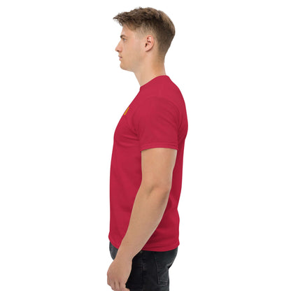 Mann trägt klassisches Herren-T-Shirt N°0 aus 100 % Baumwolle in Rot, Seitenansicht, perfekter für Lagenlooks und trendiger Stil.