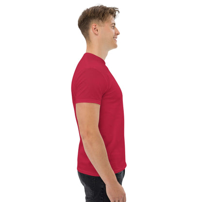 Seitenansicht vom Klassisches Herren-T-Shirt N°0 in Rot, aus 100% Baumwolle, ideal für Lagenlooks und modische Styles.
