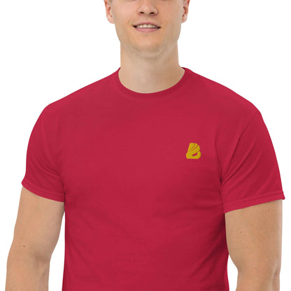 Mann trägt Klassisches Herren-T-Shirt N°0 in Rot, 100% Baumwolle für strukturierten Look, perfekt für Lagenlooks.