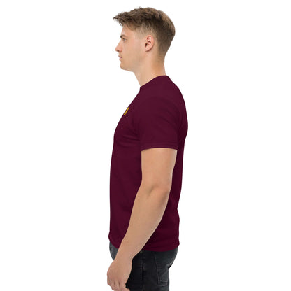 Klassisches Herren-T-Shirt N°0 in Burgundy, side view showcasing fit and style.
