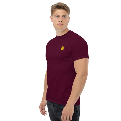 Model wearing Klassisches Herren-T-Shirt N°0 in burgundy, made of 100% cotton for a stylish layered look.