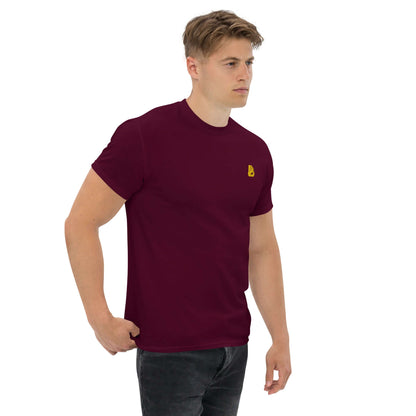 Mann trägt Klassisches Herren-T-Shirt N°0 aus 100% Baumwolle in Dunkelrot, ideal für strukturierten Look und Lagenlooks, trendiges Herrenmode.